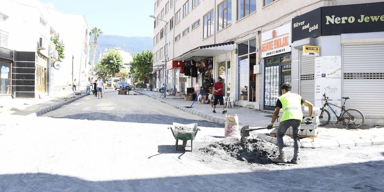 Kuşadası Belediyesi'nin Güzelçamlı Mahallesi’nde Yenileme Çalışmaları Devam Ediyor