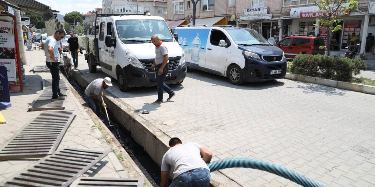 Burhaniye’de Mazgal Ve Kanal Temizliği Devam Ediyor