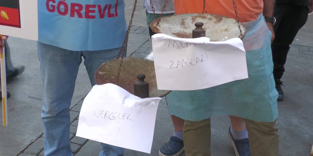 İzmir'de Memurlar, Zamları Protesto Etmek İçin Tezgah Açıp Patates, Soğan Ve Simit Sattı