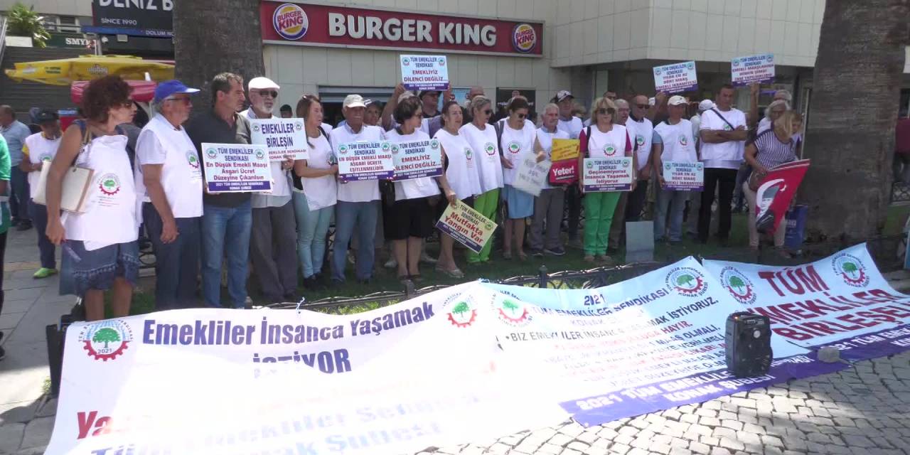 İzmir’de Emeklilerden Zam Yağmuruna Şemsiyeli Protesto