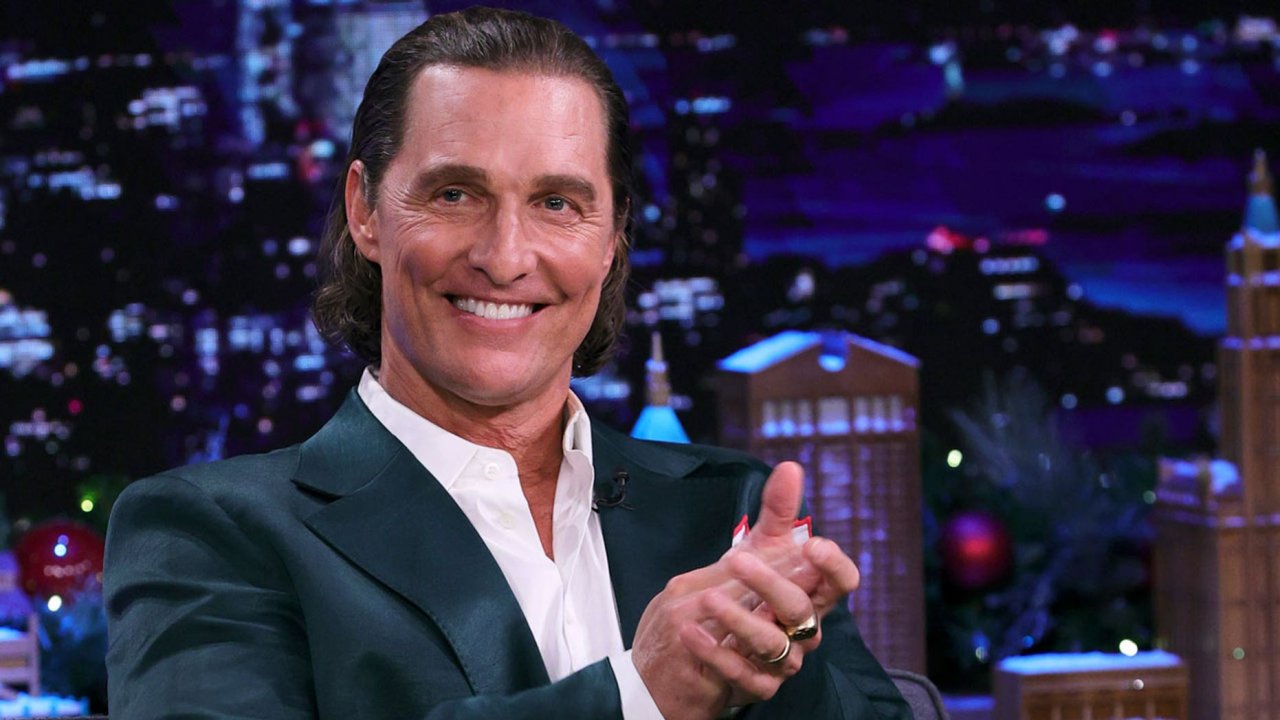 Matthew McConaughey, 'mavi veya kırmızı bayrak direğine' sıkıca 'tutunmanın' siyasette 'ileriye giden' yol olmadığını söylüyor