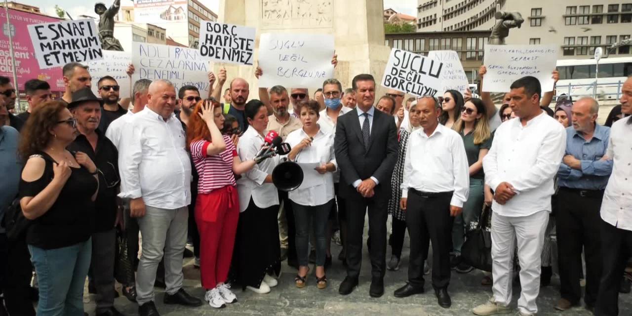 Çek Mağdurları Ankara'da Eylem Yaptı: "Borç Hapiste Ödenir Mi"