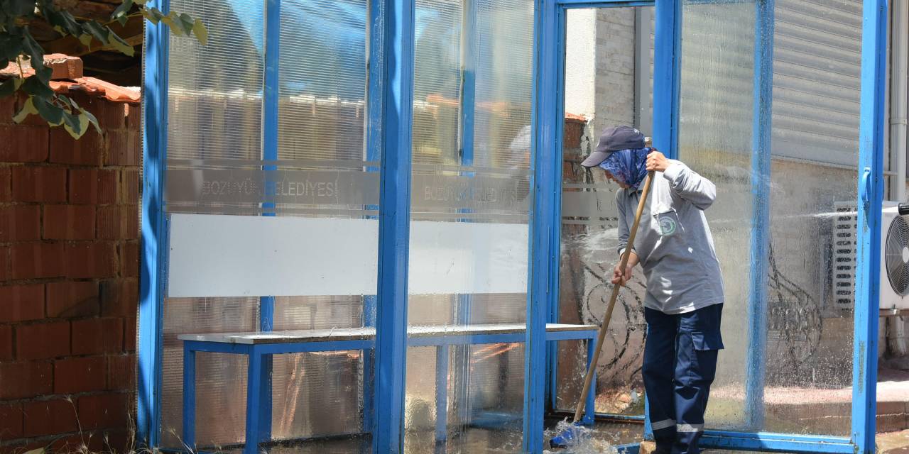 Bozüyük Belediyesi, Duraklarda Temizlik Çalışmalarına Devam Ediyor