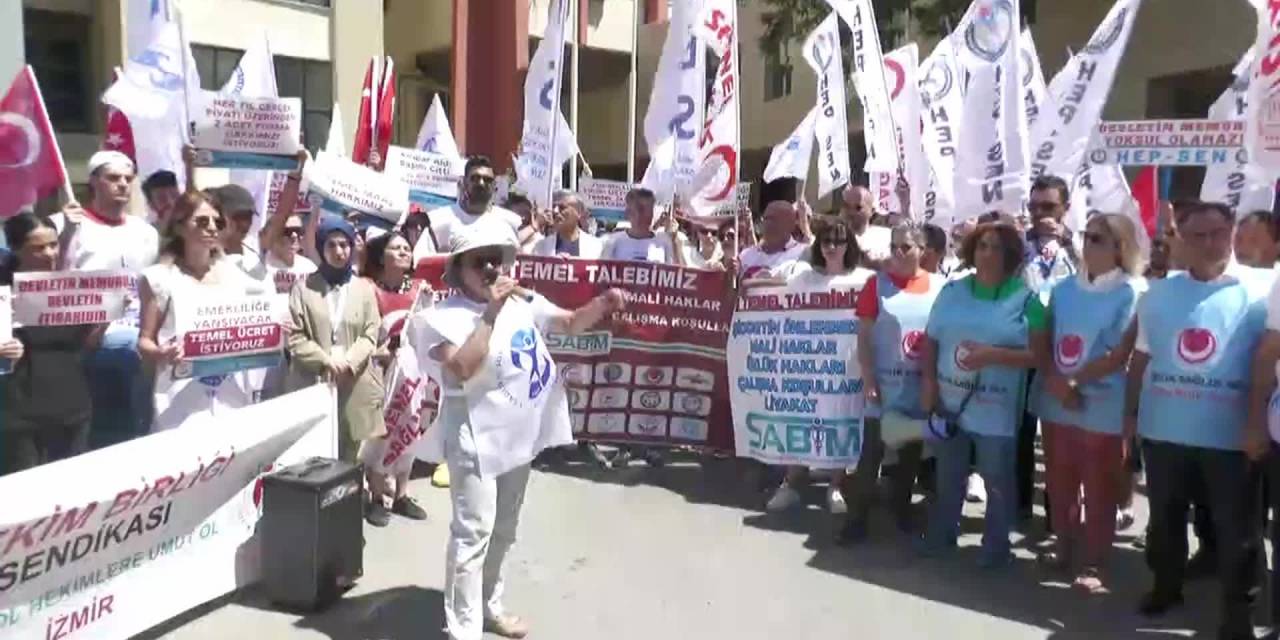 İzmir'de Sağlıkçılardan Bakan Koca'ya Şarkılı Protesto