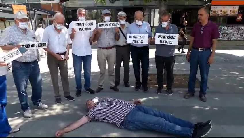 Disk Emekli-sen Üyesi Emeklilerden Ankara'da "Açız, Ölüyoruz, Sürünüyoruz" Eylemi