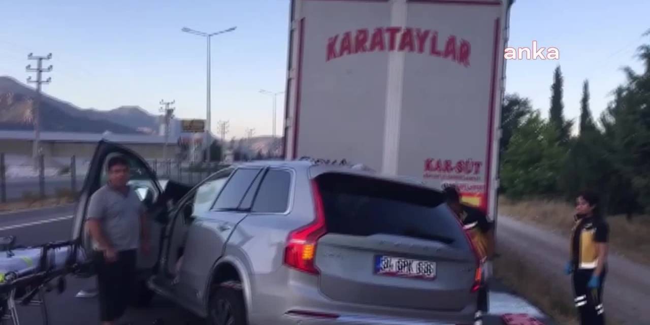 Şarkıcı Tan Taşçı Ve Menajeri Burdur'da Trafik Kazası Geçirdi