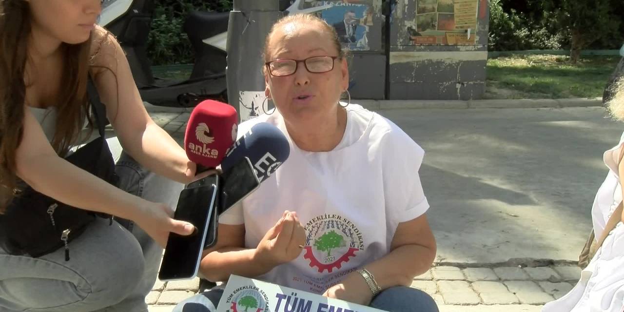 İzmir'de Emekliler Zamları Oturma Eylemiyle Protesto Etti: "Her Şeyi Unuttuk, Alışveriş Yapamıyoruz"