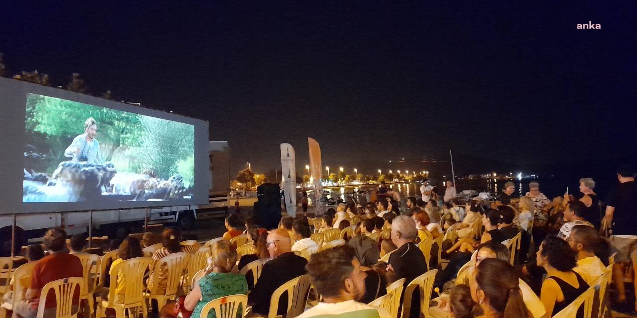 İzmir’de Açık Hava Sinema Gösterimleri Devam Ediyor