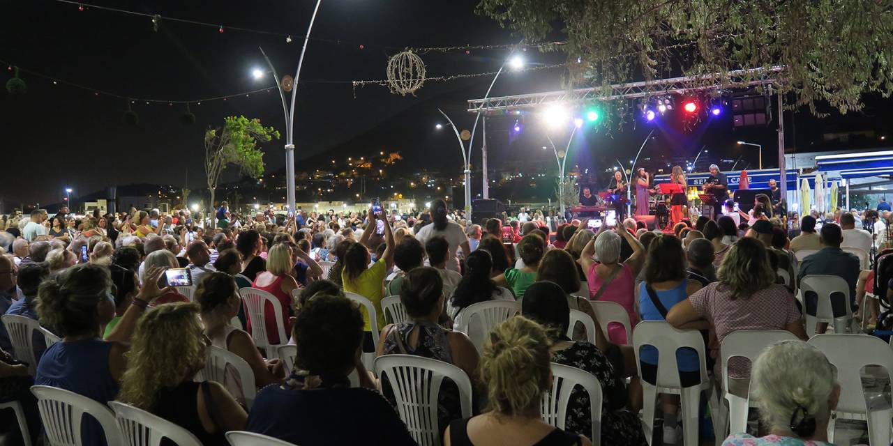 Foça Belediyesi'nin Yaz Konserleri Grup Elia İle Devam Etti