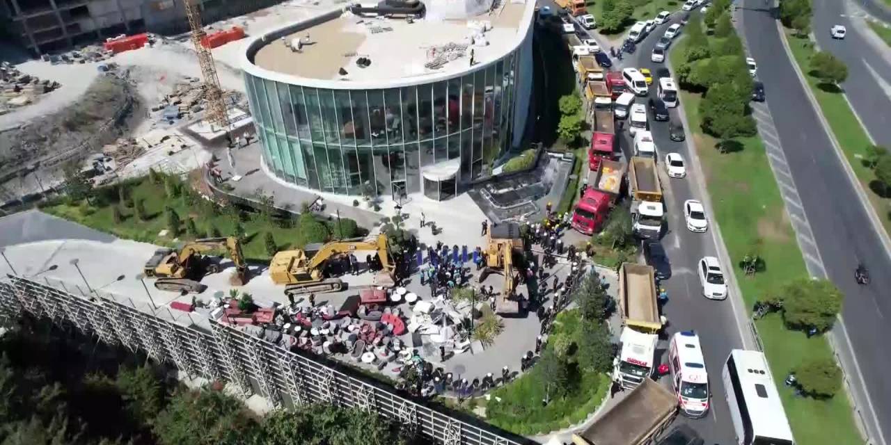 Zeytinburnu'nda Kaçak Plazanın Yıkımına Polis Engeli