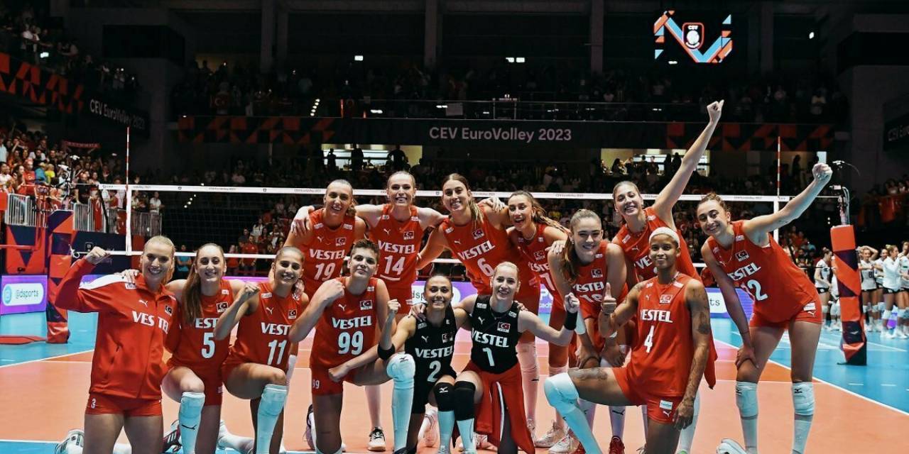 Türkiye A Milli Kadın Voleybol Takımı, Avrupa Şampiyonası’nda İtalya’yı 3-2 Yenerek Finale Yükseldi