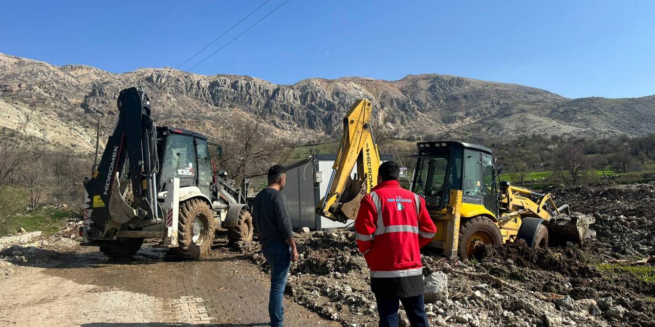 İZMİT BELEDİYESİ EKİPLERİ, SEL BÖLGESİNDE ÇAMURA SAPLANAN İŞ MAKİNESİNİ KURTARDI