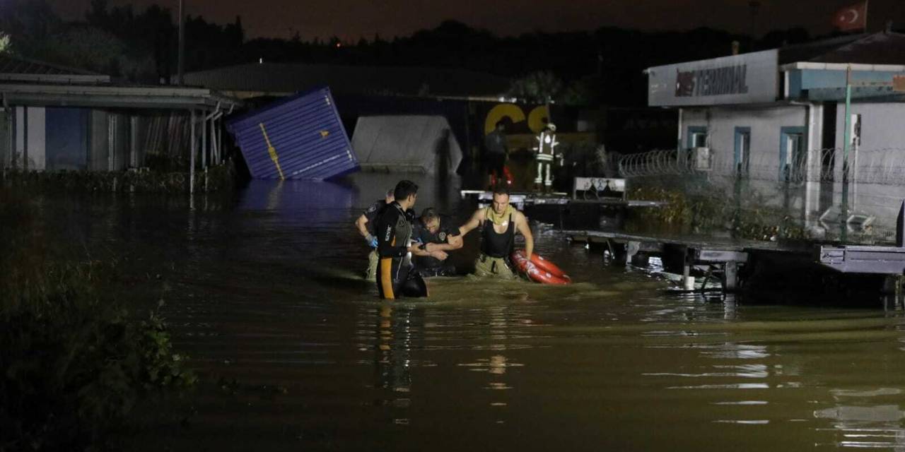 İstanbul Valiliği: Metrekareye 125 Kilogram Yağışın Düştüğü Kente 2 Kişi Hayatını Kaybetti, 12 Kişi Yaralandı