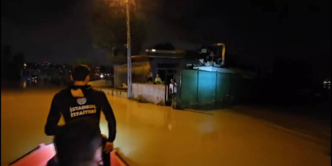 İbb: Arnavutköy'de Metrekareye 128 Kilogram Yağış Tüştü. Selde Mahsur Kalan 157 Kişiyiibb Ekipleri Kurtardı