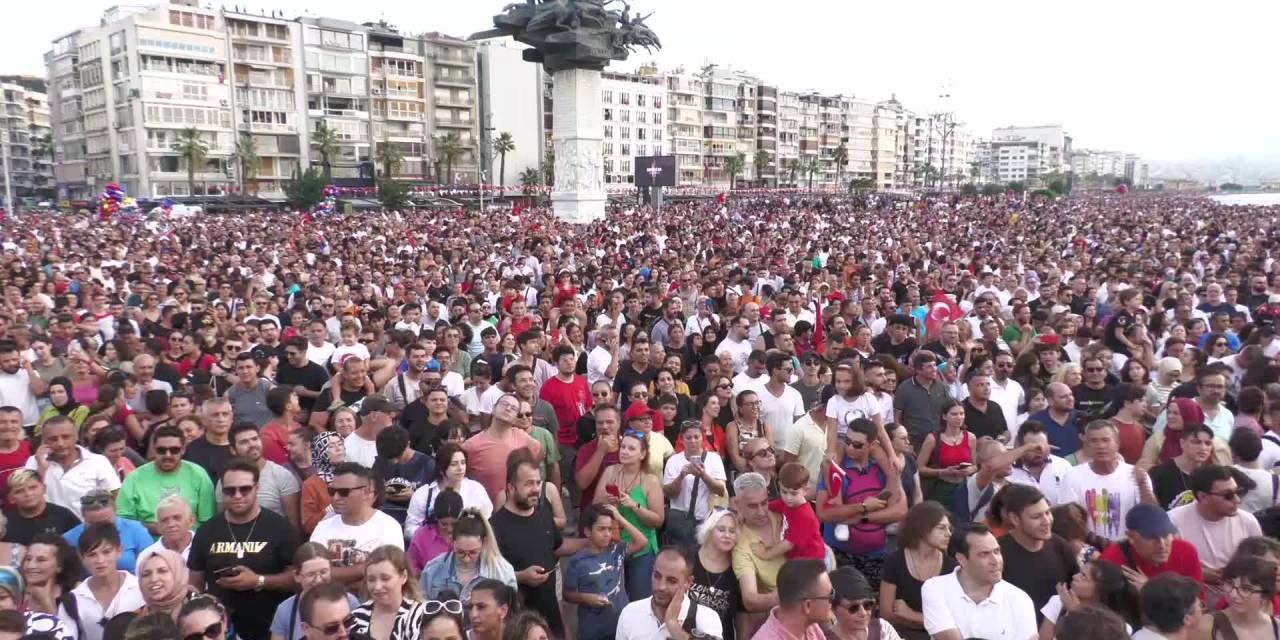 İzmir Semalarında Kurtuluş Coşkusu