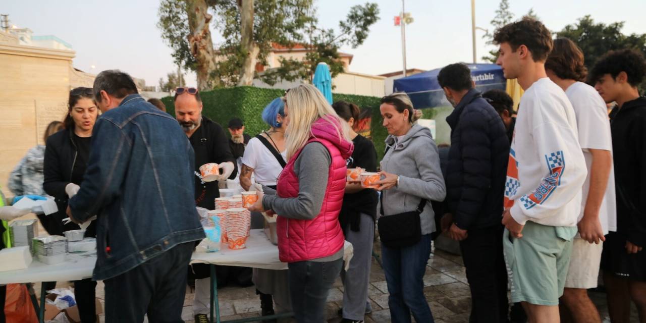 YUNAN GÖNÜLLÜLERDEN BODRUM KUMBAHÇE’DE İFTAR YEMEĞİ