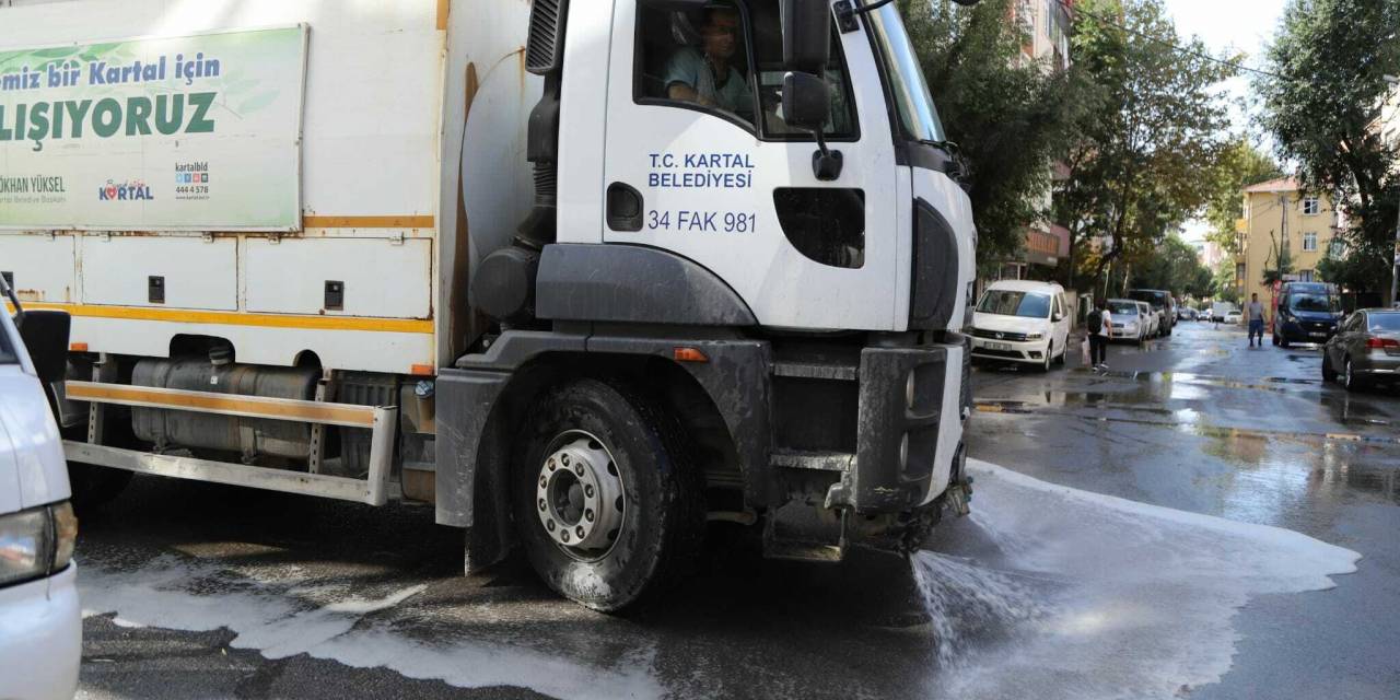 Kartal Belediyesi'nin Yoğun Temizlik Mesaisi Devam Ediyor