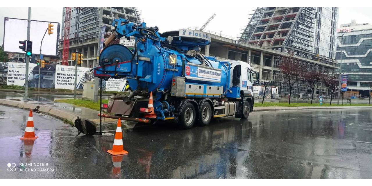 İstanbul'da Etkili Olan Yağış... İbb Ekipleri 4 Günde 3 Binin Üzerinde İhbara Müdahale Etti