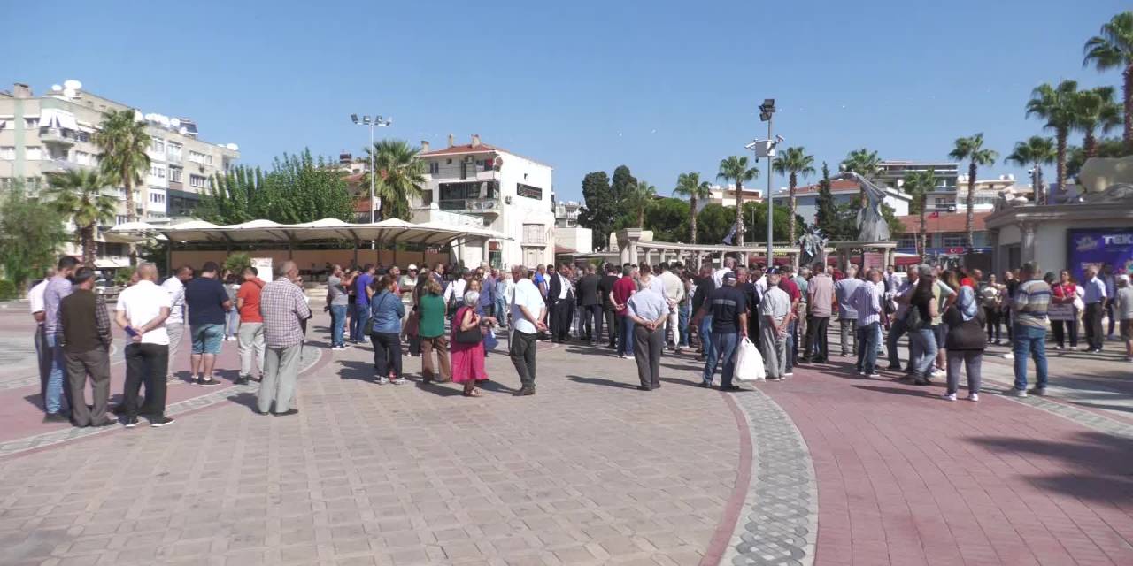 Chp Menemen İlçe Örgütü, Taşınmazları Satan Menemen Belediyesine Yürüyerek Satışları Protesto Etti...