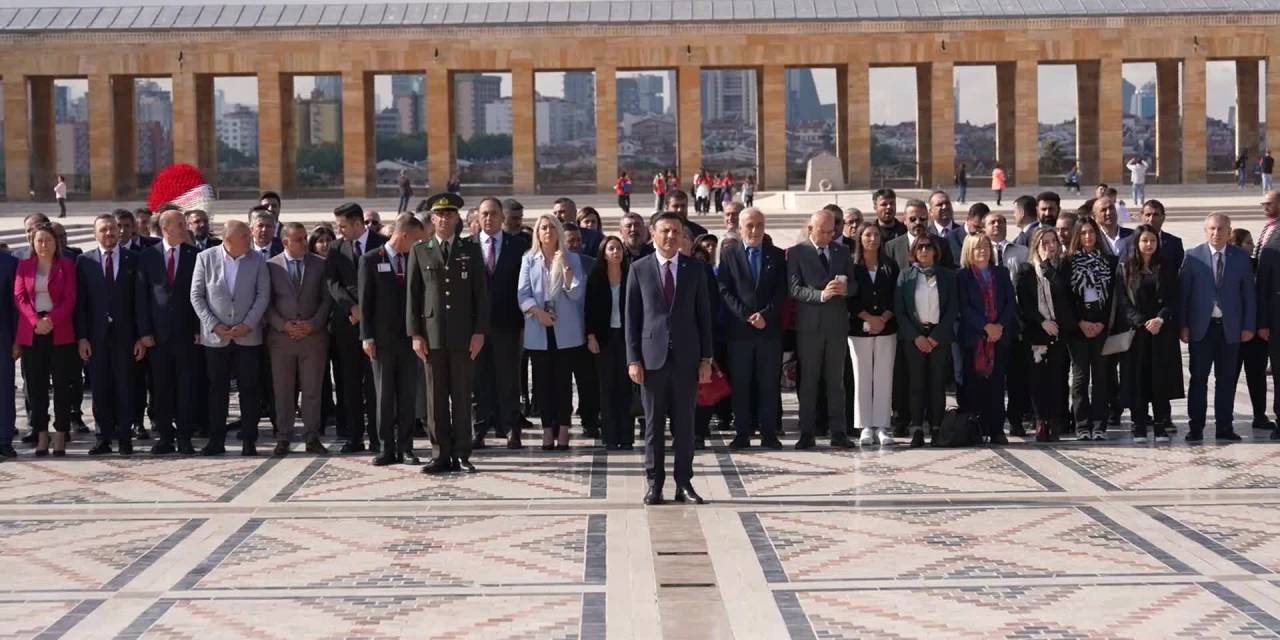 Chp İstanbul İl Başkanı Özgür Çelik Ve Yeniistanbul İl Yönetimi Anıtkabiri Ziyaret Etti