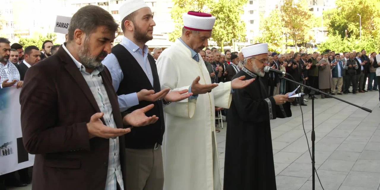 İnsani Yardım Vakfı, Ankara’da Cuma Namazı Çıkışı İsrail’i Protesto Etti