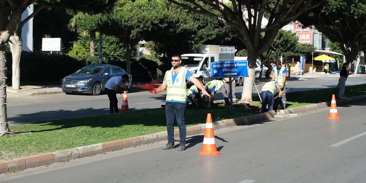 Antalya Büyükşehir Belediyesi Ekipleri Yağmur Suyu Hatlarını Temizlemeye Devam Ediyor