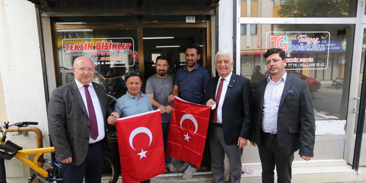 Muğla Büyükşehir Belediyesi 100. Yılda 20 Bin Bayrak Dağıttı