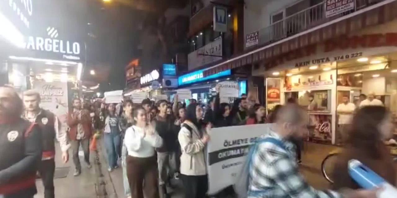 İzmir’de Üniversite Öğrencilerinden “Kyk” Protestosu: “Ölmeye Değil Okumaya Geldik”