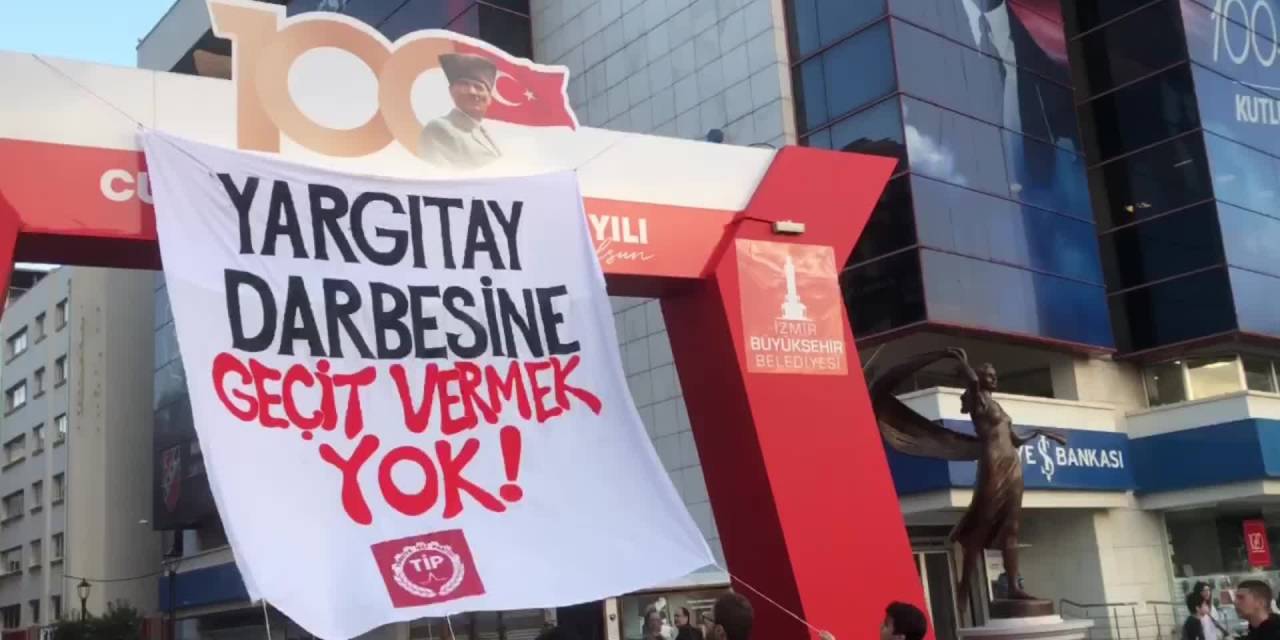 Tip İzmir’den Dev Pankart: “Yargıtay Darbesine Geçit Vermek Yok”