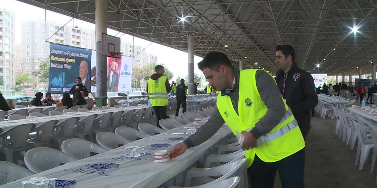 SEYHAN BELEDİYE BAŞKANI AKAY, ORUCUNU YURTTAŞLARLA BERABER AÇTI