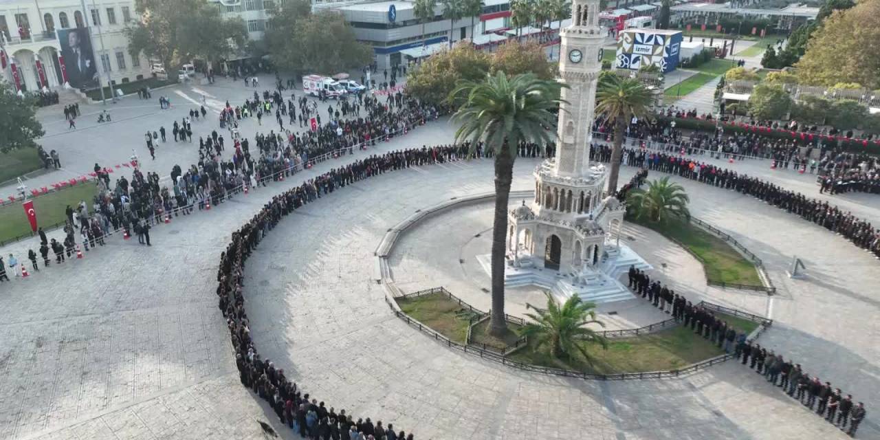 İzmir Büyükşehir Belediyesi'nden "7'den 77'ye İzindeyiz" Koreografisiyle Atatürk Anması