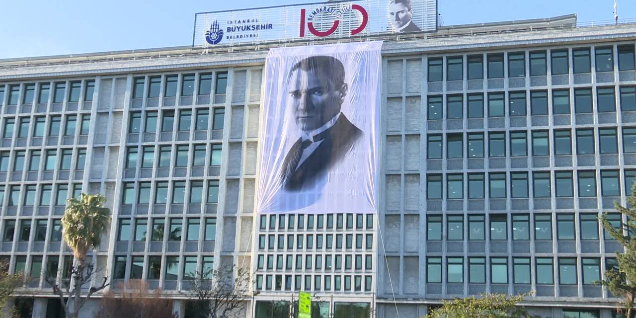 Atatürk, Ölümünün 85. Yıldönümünde, İbb Saraçhane Binasının Önünde Düzenlenen Törenle Anıldı