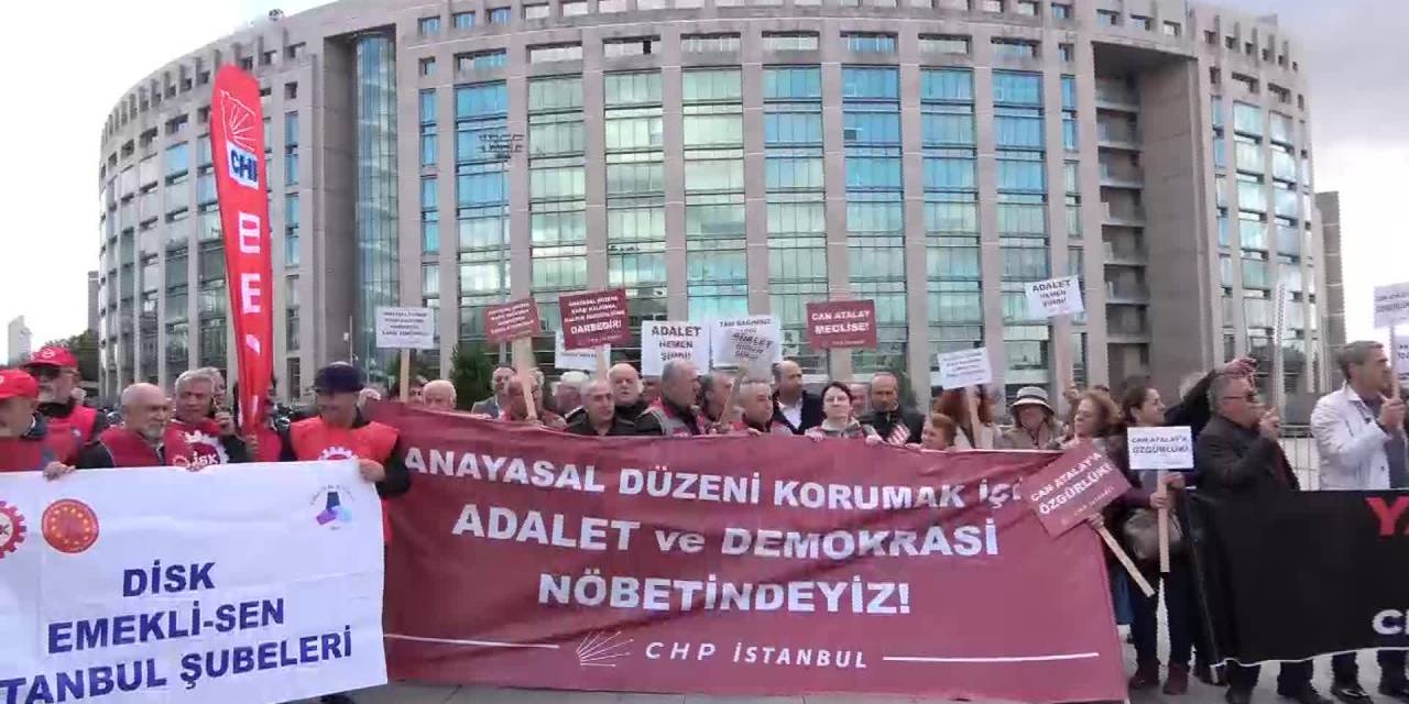 Chp İlçe Örgütleriistanbul Adliyesi'nde "adalet Ve Demokrasi Nöbeti"ne Bugün De Devam Etti