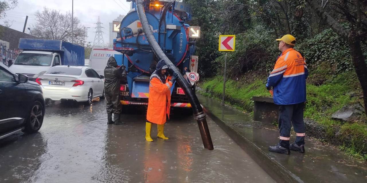 İstanbul'da Yağış Etkili Oluyor... İbb Ekipleri Alarm Durumunda