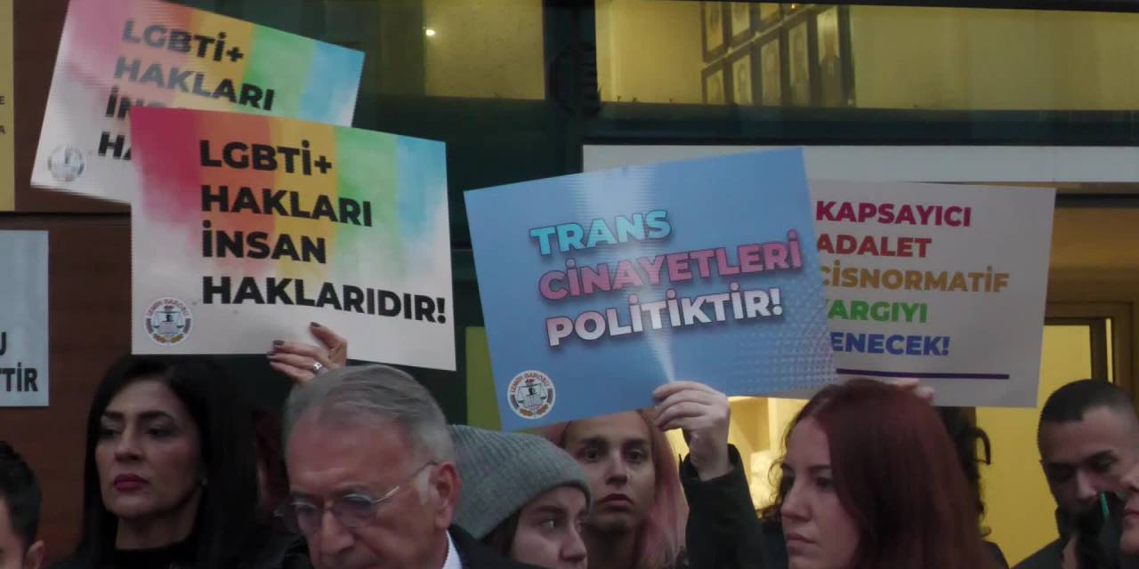 İzmir’de Lgbt Flamasına ‘Yasak’ Müdahalesi... Baro Önünde Arbede Yaşandı