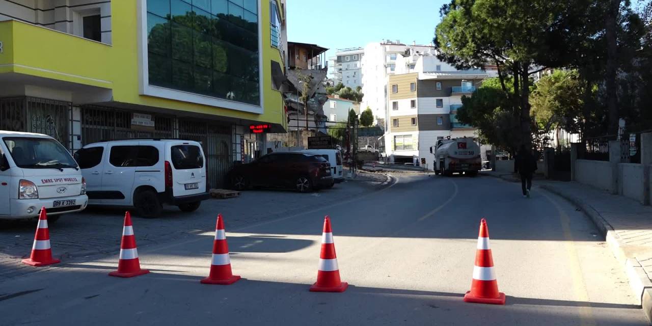 Kuşadası Belediyesi Hasarlı Ve Depreme Dayanıksız Yapıların Yıkımına Devam Ediyor