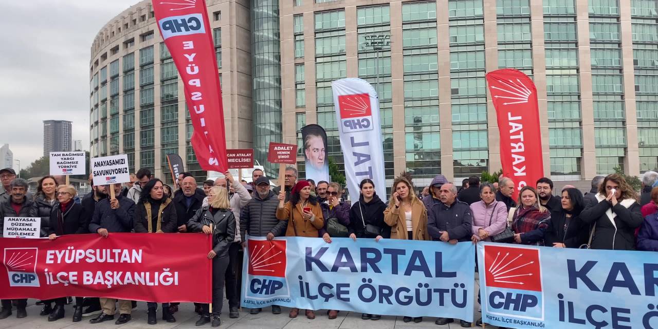 Chp, İstanbul Adliyesi'nin Önündeki“Adalet Ve Demokrasi Nöbeti”ni Bugün De Sürdürdü