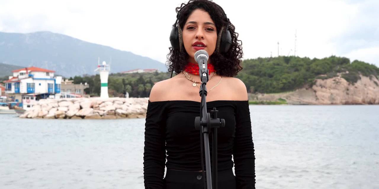 Chp İzmir’den 30 Kadın "Güzel Ve Güçlü Kadın"' Şarkısını Seslendirdi