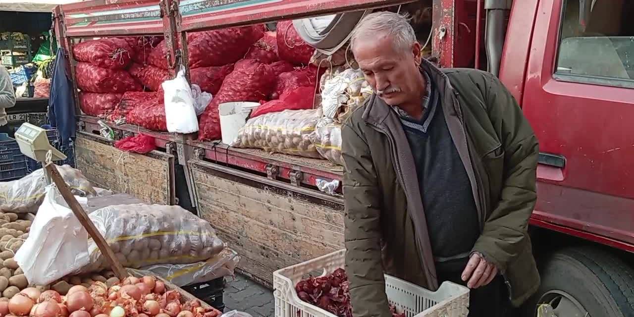 Emekli Vatandaş: “10 Gün Yetiyor 7 Bin 500 Lira. Ondan Sonra Başlıyoruz Borca Yemeye”