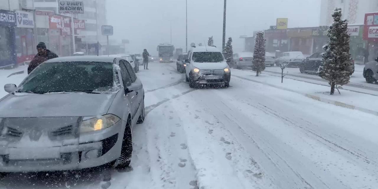 YOZGAT’TA SABAH SAATLERİNDE ETKİLİ OLAN KAR YAĞIŞI YAŞAMI OLUMSUZ ETKİLEDİ