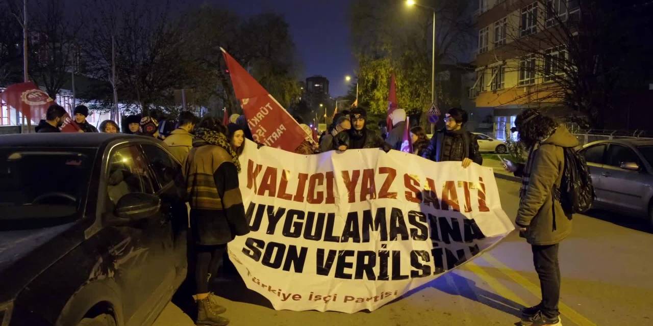 Tip Ankara İl Örgütü, "Tayyip'in Damadı Güneşiçaldı" Diyerek Kalıcı Yaz Saati Uygulamasını Protesto Etti