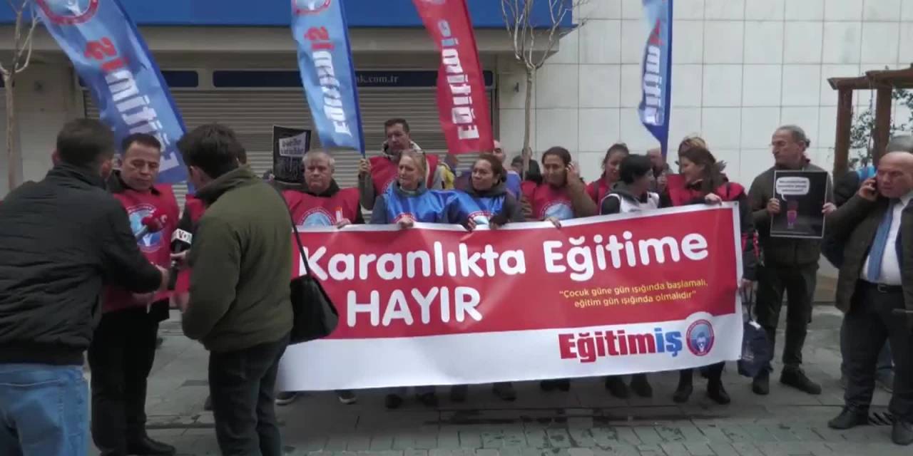 İzmir'de Öğretmenlerden “Yaz Saati” Protestosu