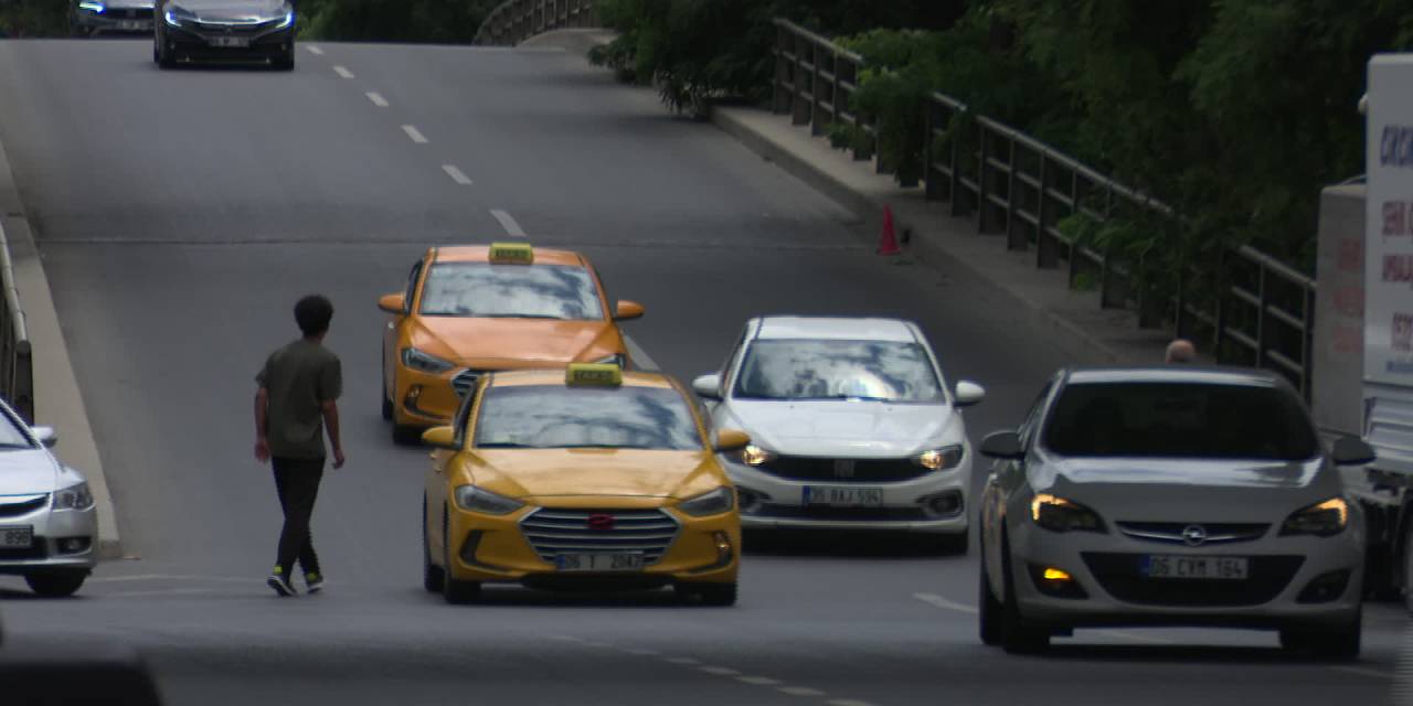 Ankaralılara Uyarı: Saat 19.00'da Ana Arterde 18 Nokta Araç Trafiğine Kapatılacak