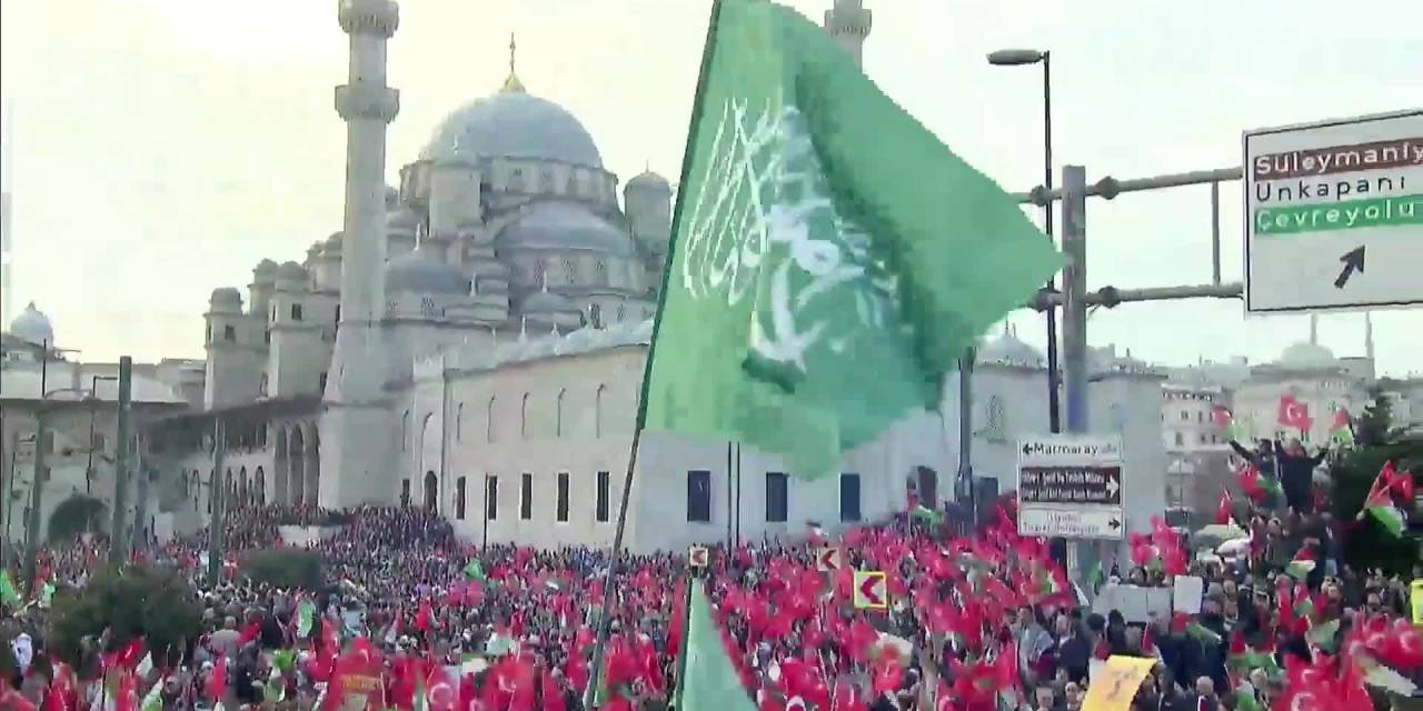 İstanbul’da Galata Köprüsünde “Şehitlerimize Rahmet, Filistin’e Destek, İsrail’e Lanet” Yürüyüşü Yapıldı