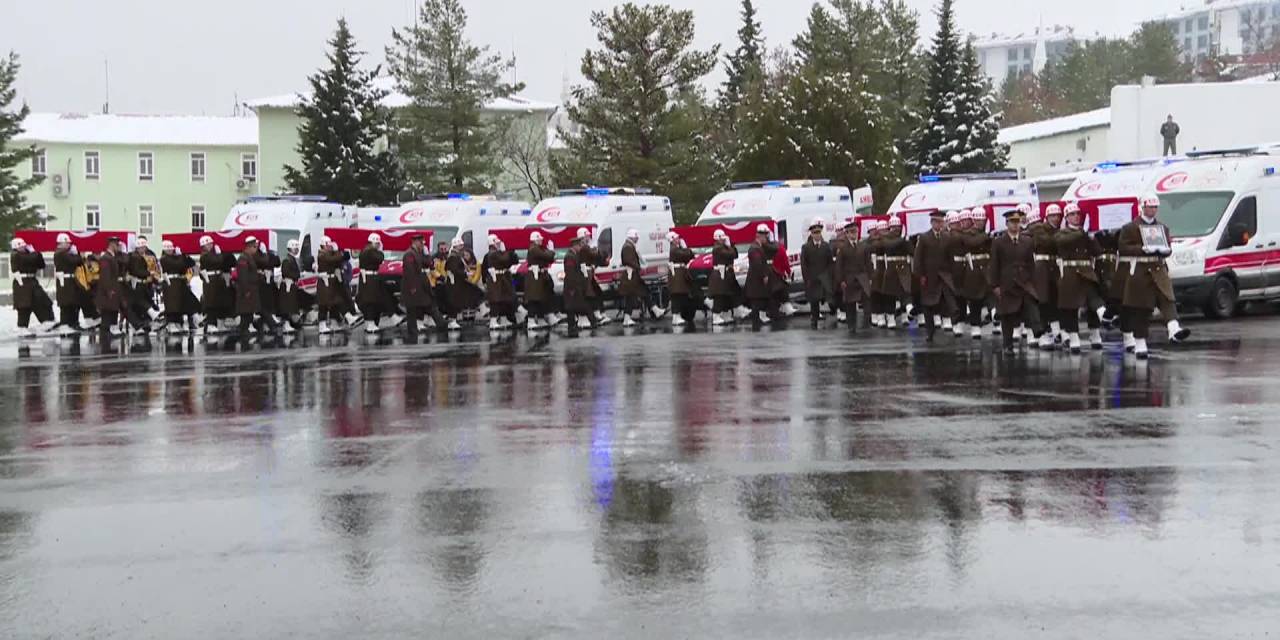 Pençe-kilit Harekâtı Bölgesinde Şehit Olan 9 Asker İçin Şırnak'ta Tören Düzenlendi