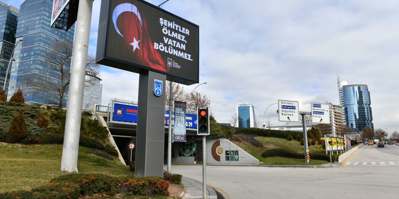 Abb, Ankara'daki Led Ekranlara "Şehitler Ölmez, Vatan Bölünmez" Yazısını Yansıtarak Şehitleri Andı