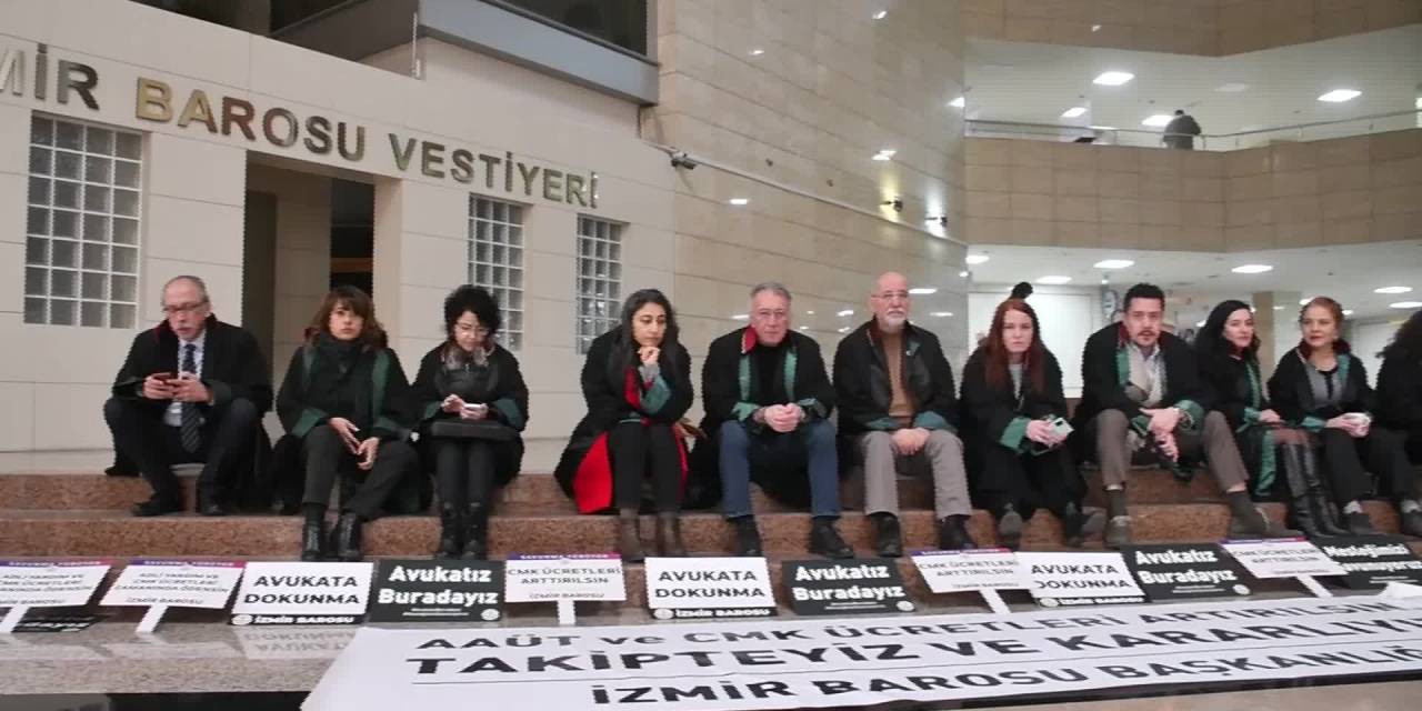 İzmir Barosu, Yeni Cmk Ücret Tarifesini Protesto Etmek İçin Adliye İçinde Oturma Eylemi Başlattı