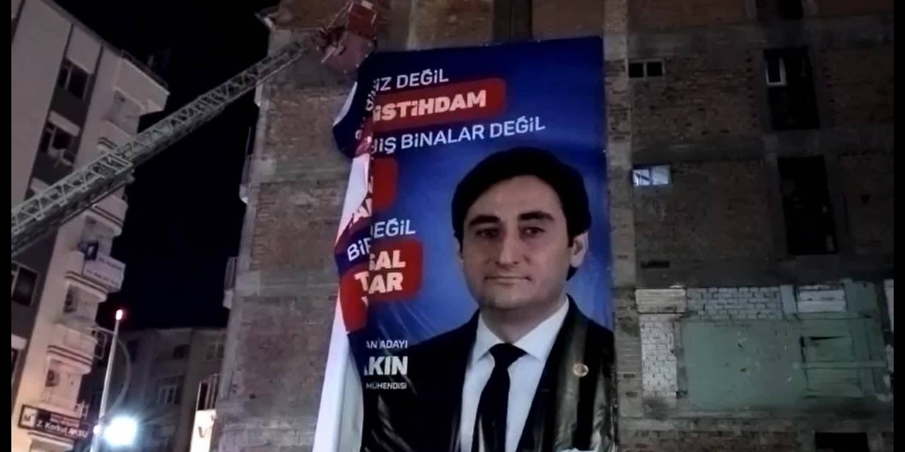 Akp’li Elazığ Belediyesi, Saadet Partisi Belediye Başkan Adayının Pankartlarını İndirdi