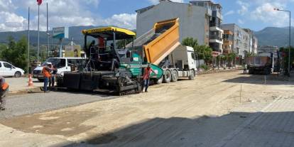 KUŞADASI BELEDİYESİ, DAVUTLAR MAHALLESİ’NİN YOLLARINDA YENİLEME ÇALIŞMALARINI SÜRDÜRÜYOR